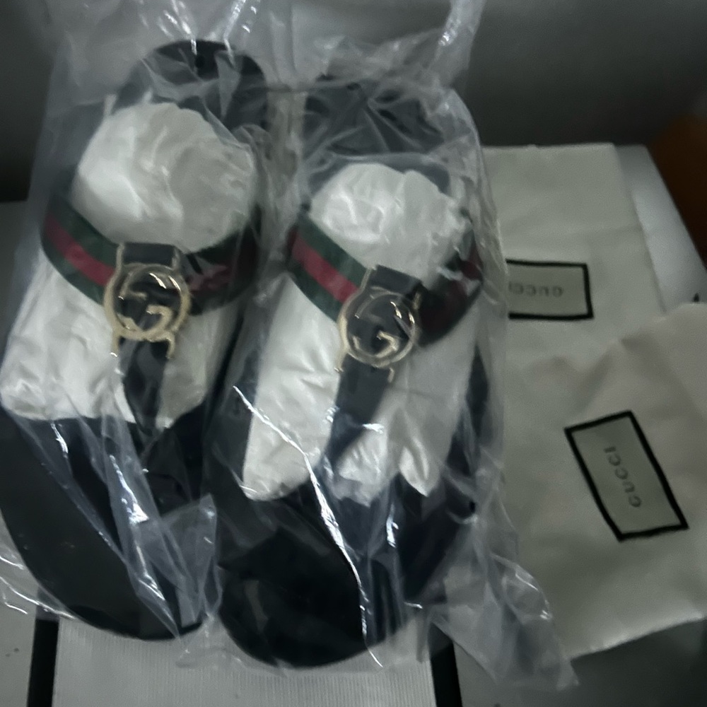 Gucci Black and Gold Loafers with Metallic Detail - Picture 2 of 3